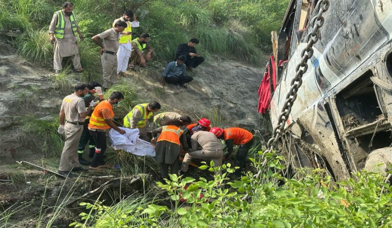 چکوال میں موٹروے پر بس کھائی میں جا گری،8جاں بحق،18 زخمی