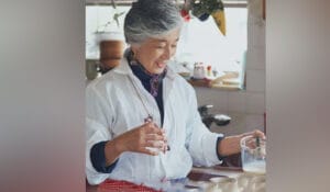 تنہائی کا شکار ہیں تو اب ’دادی‘ کو کرایہ پر لے سکتے ہیں