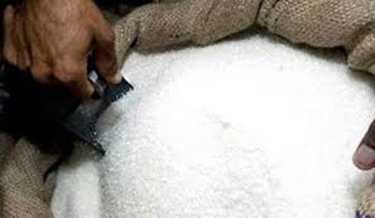 لاہور: چینی مہنگی ہونے پر متعدد دکانداروں نے چینی رکھنا بند کردی