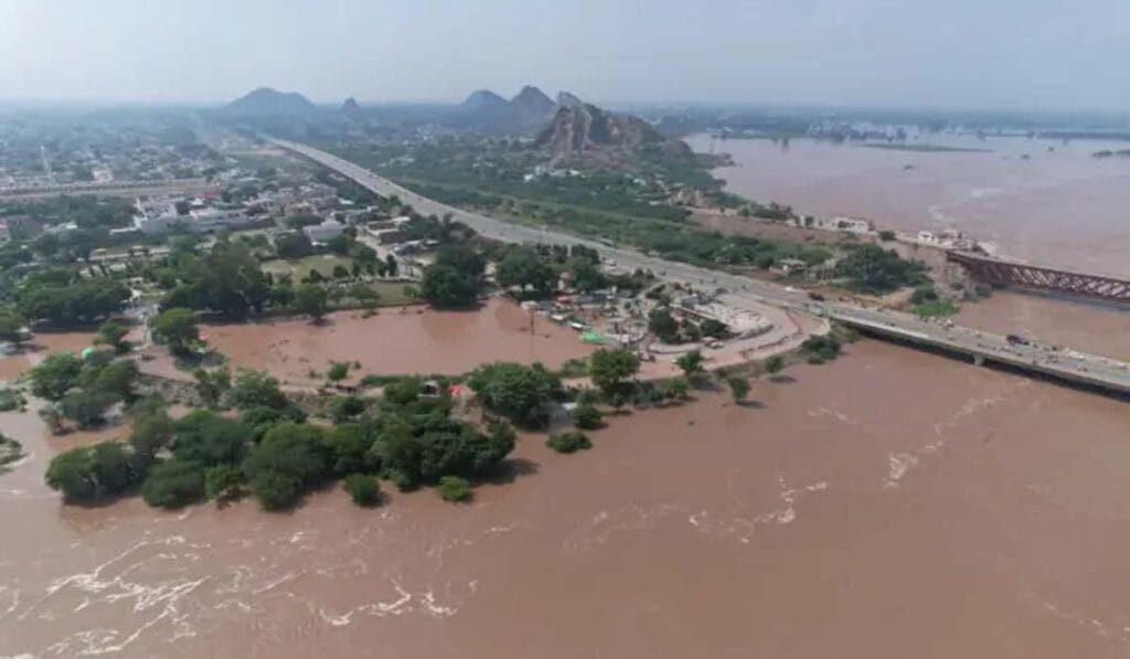 پنجاب میں سیلابی صورتحال،لاہور محفوظ مگر دیگر اضلاع میں خطرہ برقرار