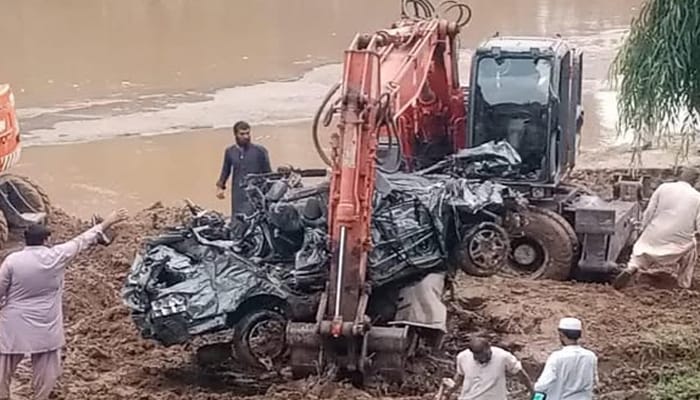 بیٹی سمیت بہہ جانے والے ریٹائرڈ کرنل کی گاڑی مل گئی