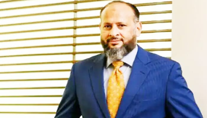 مونس علوی اپنے وکیل بیرسٹر عابد زبیری کے ہمراہ عدالت میں پیش ہوئے تھے۔