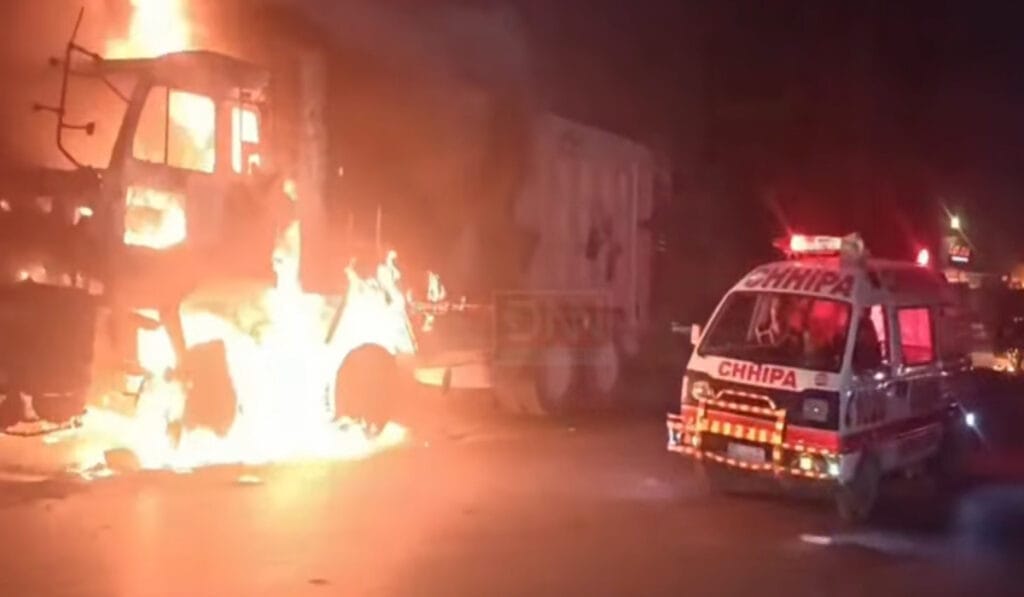 کراچی،ڈمپر چلتی پھرتی موت بن گئے،2 جاں بحق،1زخمی