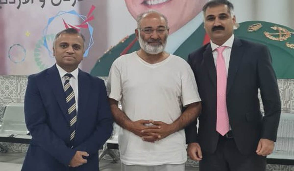 سینیٹر مشتاق احمد اسرائیل کی حراست سے رہا