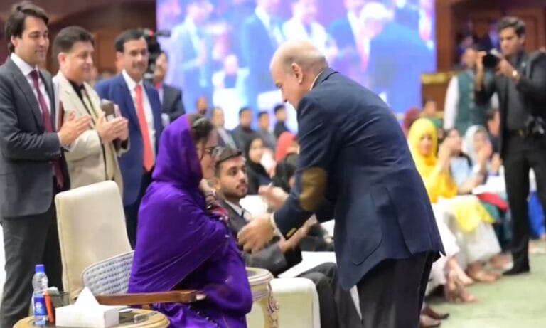  وزیراعظم کا دل چھو لینے والا اقدام،ڈاکٹر بی بی درجان کو اپنی نشست پر بٹھا دیا