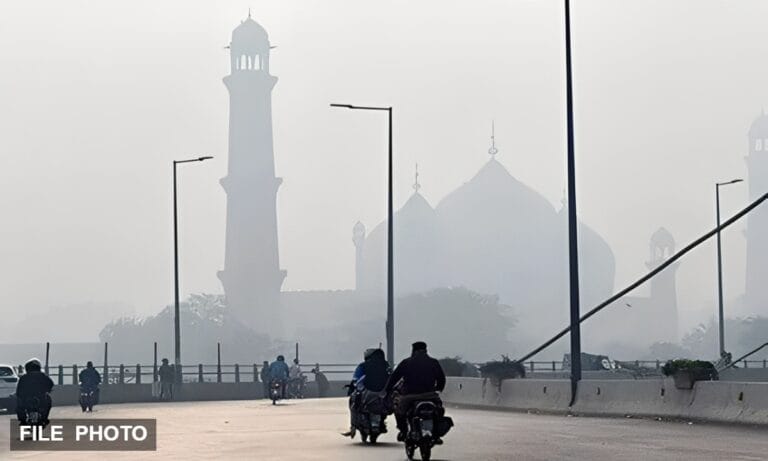 آلودہ ہوا میں سانس لینا مشکل، لاہور کا ائیر انڈیکس 358 تک پہنچ گیا