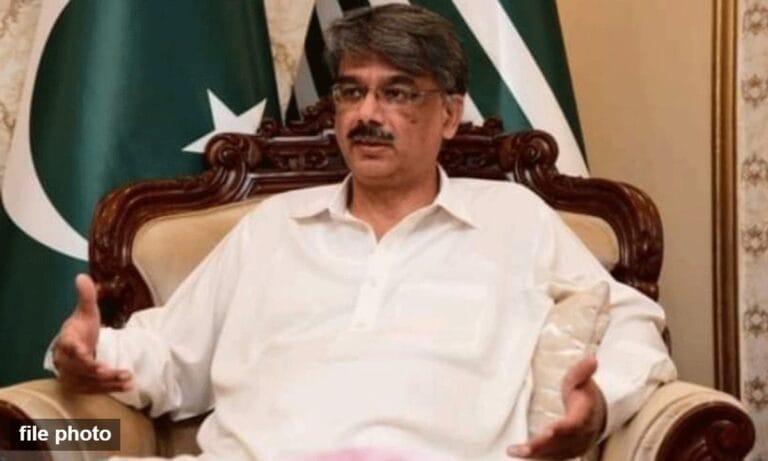 وزیر اعظم آزاد کشمیرڈٹ گئے،استعفیٰ دینے سے انکار