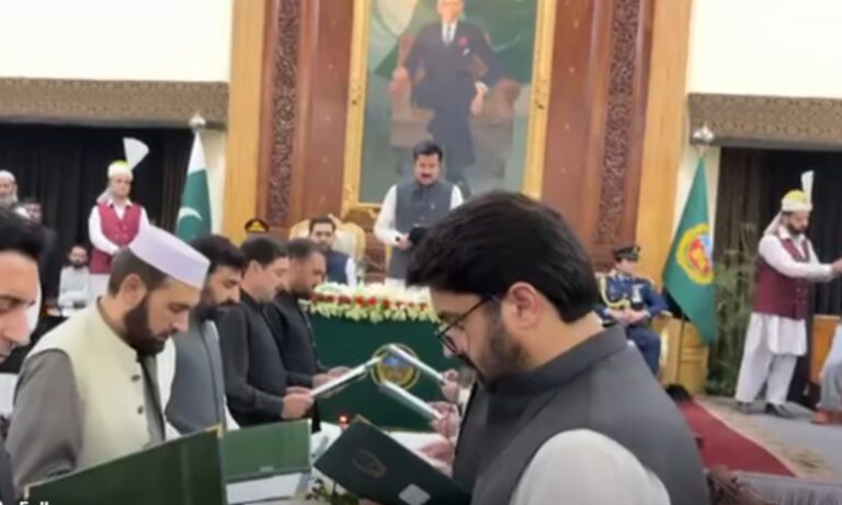 خیبر پختونخوا کی نئی کابینہ کے اراکین نے حلف اٹھالیا