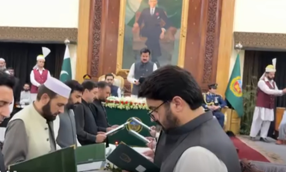خیبر پختونخوا کی نئی کابینہ کے اراکین نے حلف اٹھالیا
