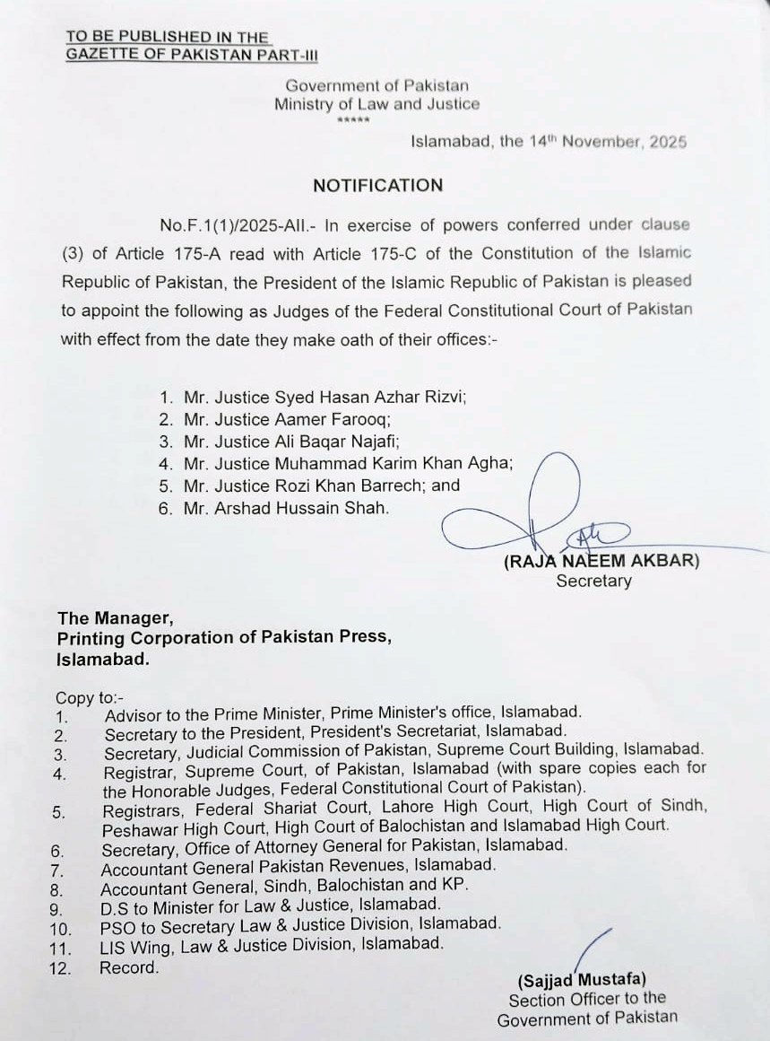 چیف جسٹس امین الدین خان سمیت 3 ججز نے حلف اٹھا لیا