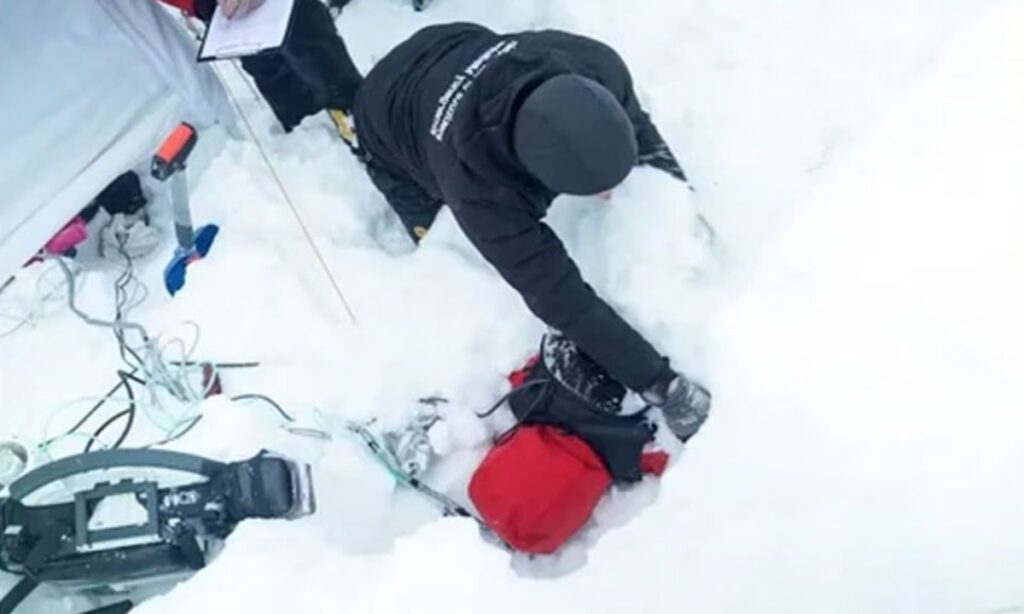 اٹلی میں 36 رضاکار برف میں زندہ دفن