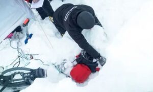 اٹلی میں 36 رضاکار برف میں زندہ دفن