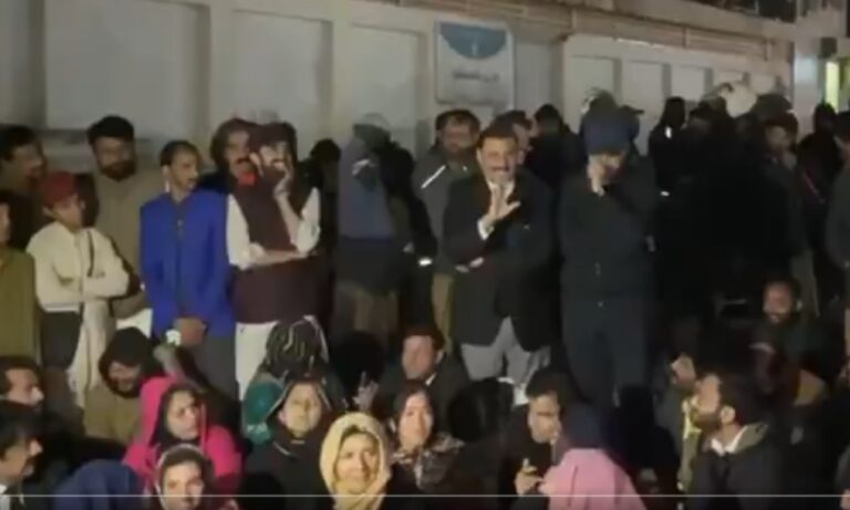 مذاکرات کامیاب،عمران خان کی بہنوں کا دھرنا ختم