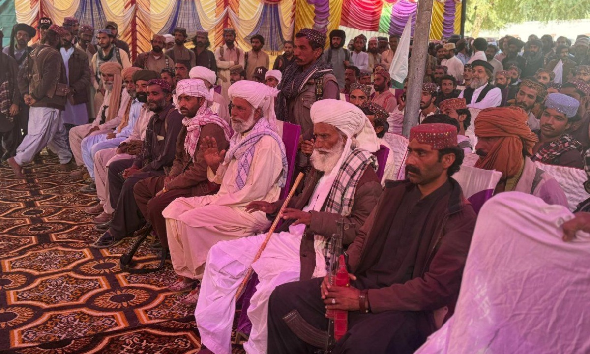 ڈیرہ بگٹی،100 سے زائد سابق عسکریت پسند قومی دھارے میں شامل