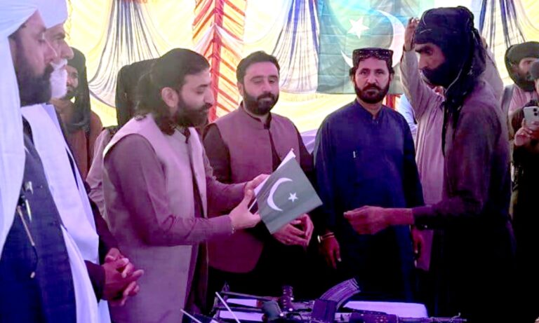 ڈیرہ بگٹی،100 سے زائد سابق عسکریت پسند قومی دھارے میں شامل