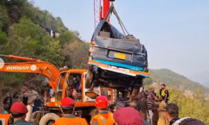 راولپنڈی جانیوالی گاڑی آزاد پتن ڈیم میں جا گری،6 مسافر جاں بحق