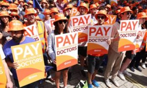 انگلینڈ میں ہزاروں ریذیڈنٹ ڈاکٹرز کا واک آؤٹ