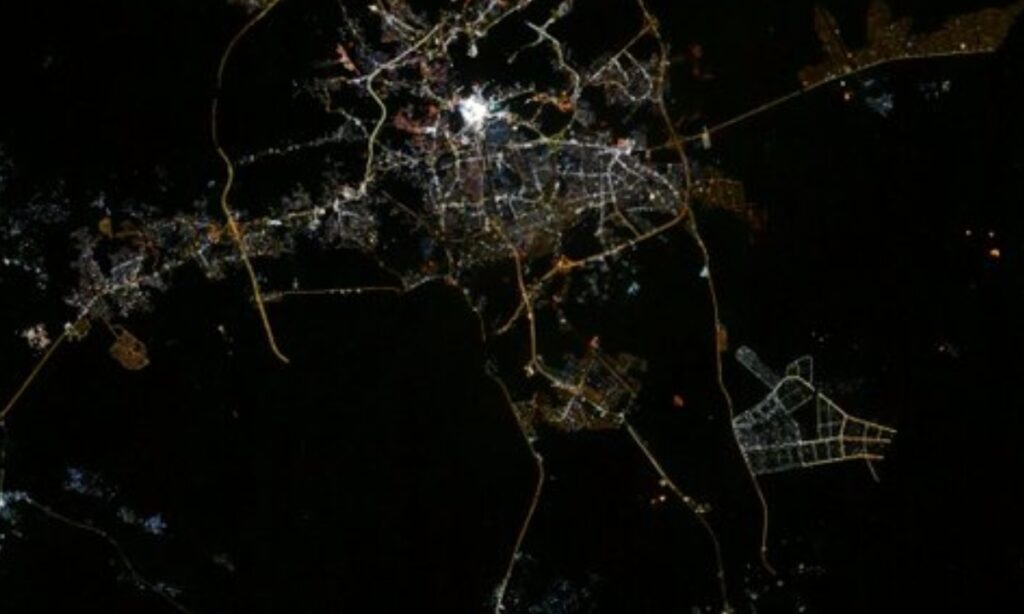 خلا سے لی گئی تصویر میں خانہ کعبہ روشن نقطے کی صورت نمایاں