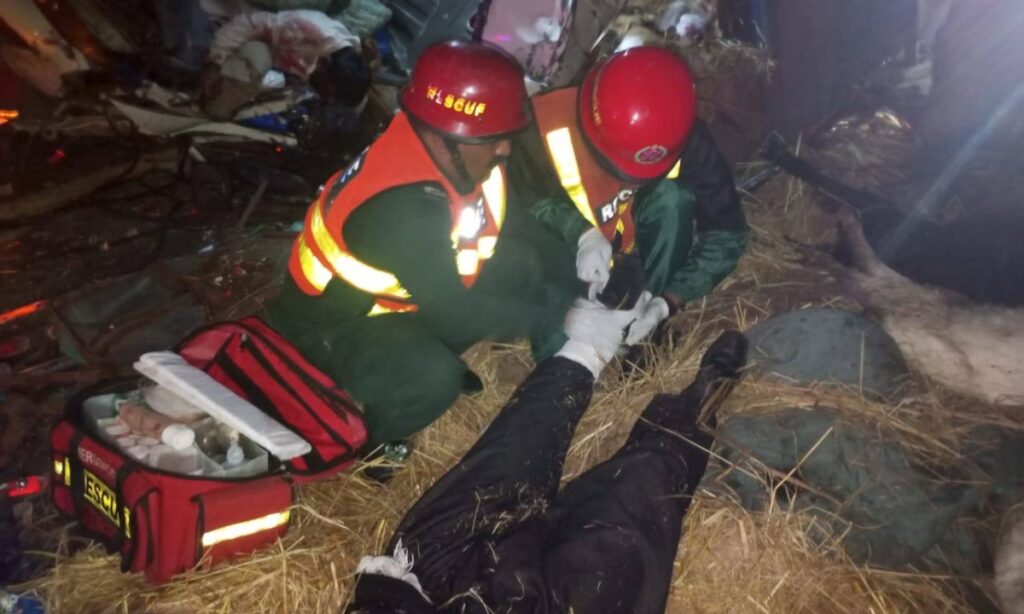 جھنگ روڈ ایم فور موٹروے انٹرچینج کے قریب حادثہ،4 جاں بحق