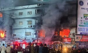 گل پلازہ میں خوفناک آتشزدگی،عمارت کا بڑا حصہ منہدم، 6 افراد جاں بحق
