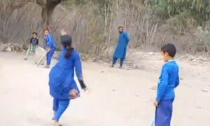 شمالی وزیرستان،کمسن بچی کی شاندار بولنگ کی ویڈیو وائرل