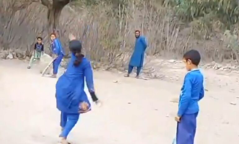 شمالی وزیرستان،کمسن بچی کی شاندار بولنگ کی ویڈیو وائرل