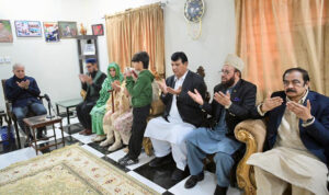 وزیراعظم شہید لیفٹیننٹ کرنل شہزادہ گل فراز کے گھر پہنچ گئے