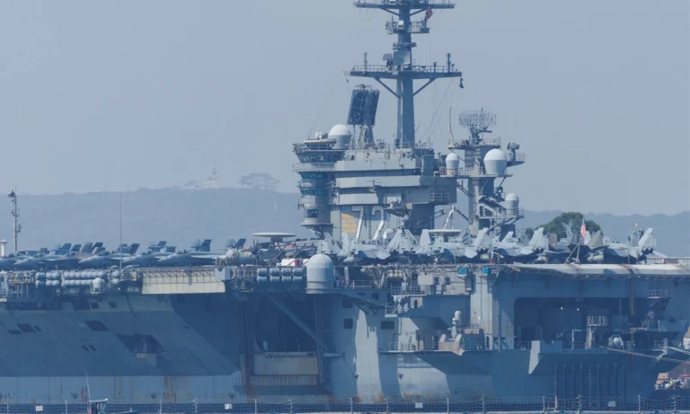 امریکی طیارہ بردار جہاز ابراہم لنکن میدان جنگ سے پیچھے ہٹ گیا