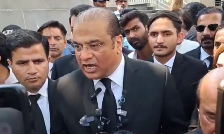 عمران خان کی داہنی آنکھ کی بینائی 85 فیصد ختم ہوگئی ہے، بیرسٹر سلطان