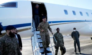 فیلڈ مارشل کی قیادت میں پاکستانی وفد ایران پہنچ گیا