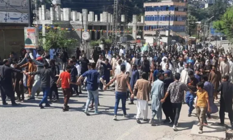 آزاد کشمیراحتجاج میں 4 سیکیورٹی اہلکار شہید،89 زخمی،425 گرفتار