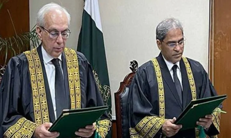 جسٹس منیب اختر نے قائم مقام چیف جسٹس آف پاکستان کا حلف اٹھا لیا