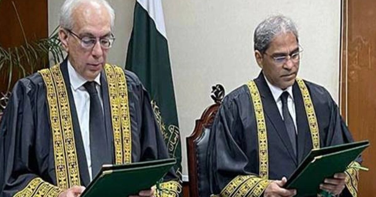 جسٹس منیب اختر نے قائم مقام چیف جسٹس آف پاکستان کا حلف اٹھا لیا