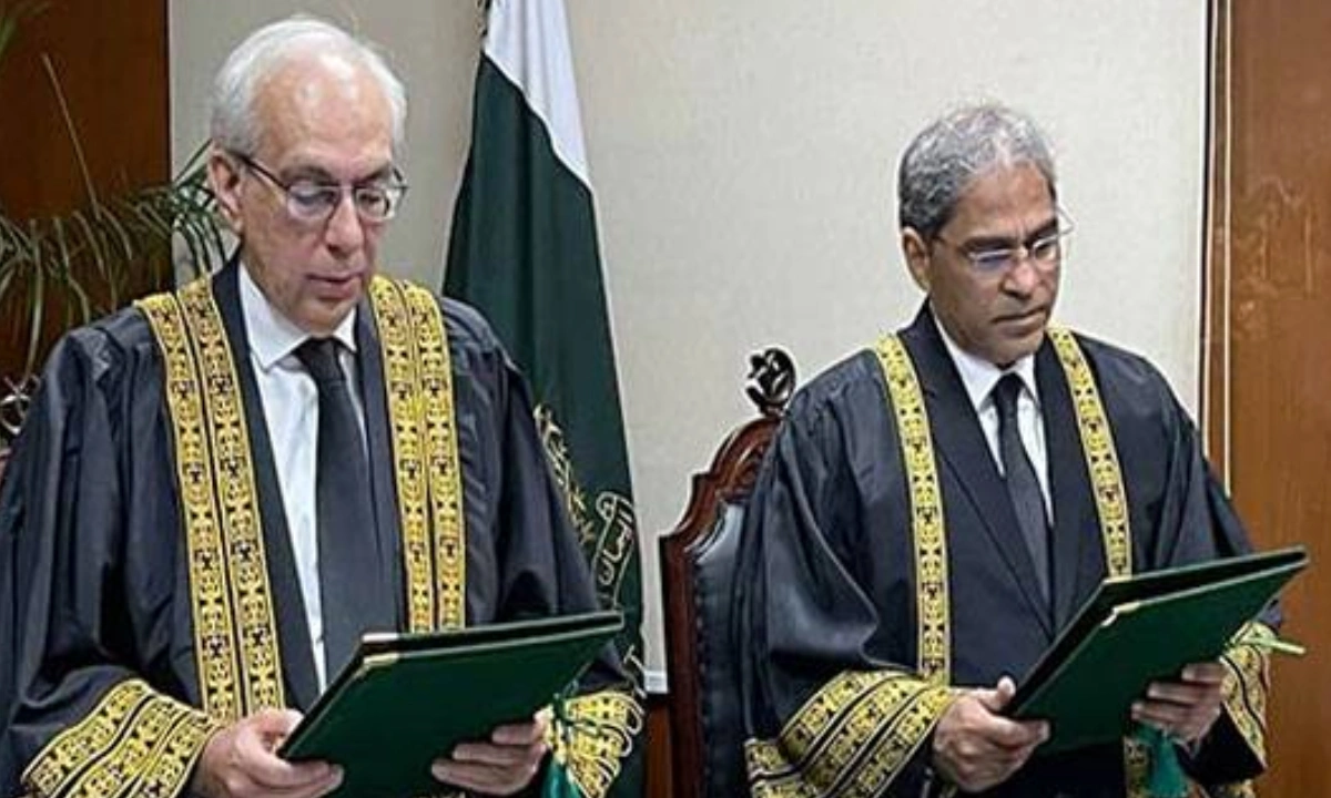 جسٹس منیب اختر نے قائم مقام چیف جسٹس آف پاکستان کا حلف اٹھا لیا
