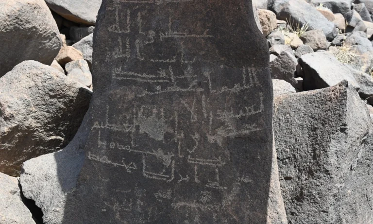 حضرت عمر فاروقؓ کے نام والا کتبہ توجہ کا مرکز بن گیا