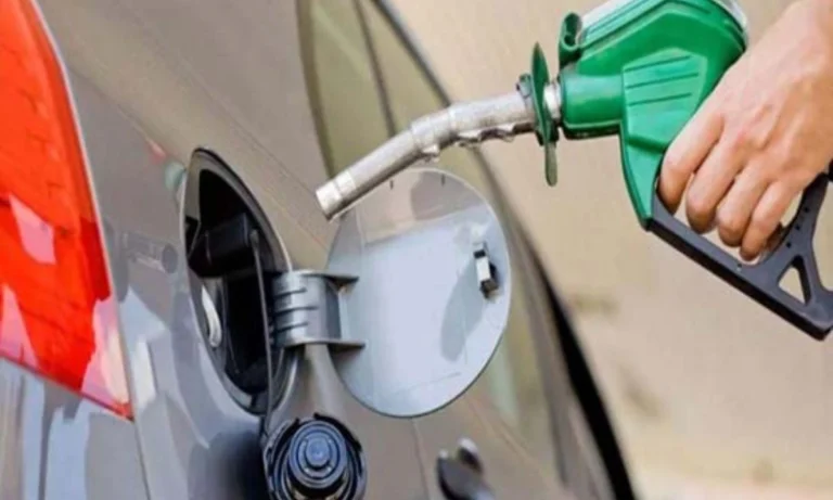 پیٹرول اور ڈیزل کی قیمتوں میں 100 روپے تک کمی کا امکان