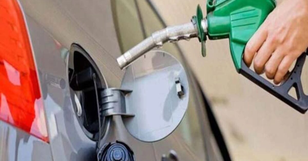 پیٹرول اور ڈیزل کی قیمتوں میں 100 روپے تک کمی کا امکان
