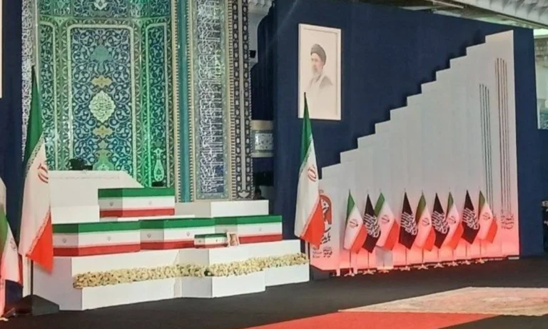 آیت اللہ علی خامنہ ای اور اہلِ خانہ کی میتیں تہران کی مسجد منتقل