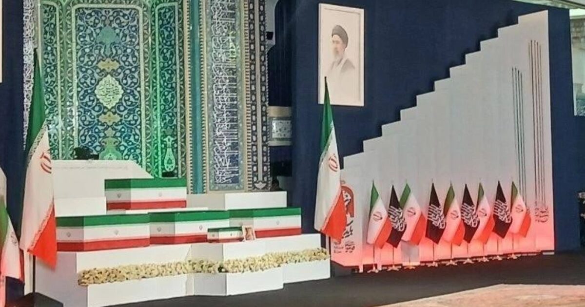 آیت اللہ علی خامنہ ای اور اہلِ خانہ کی میتیں تہران کی مسجد منتقل