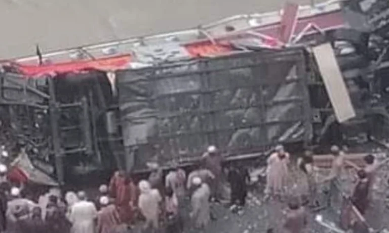 دانہ سر میں مسافر بس کھائی میں جا گری،16 افراد جاں بحق
