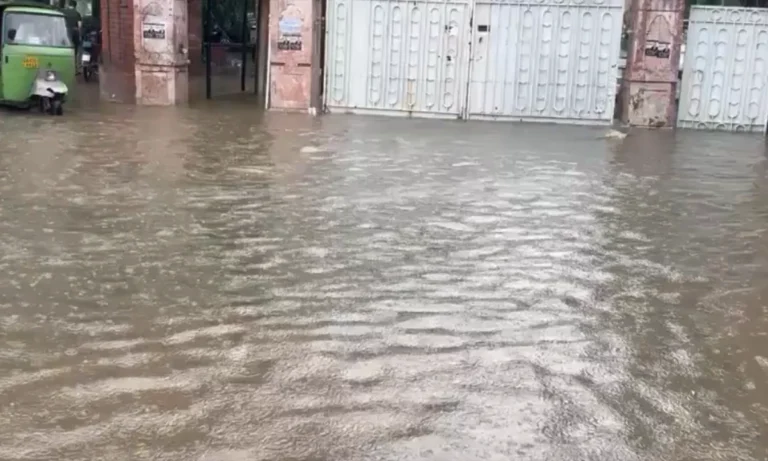 لاہور میں 263 ملی میٹر بارش، شہر کے کئی علاقے زیرِ آب
