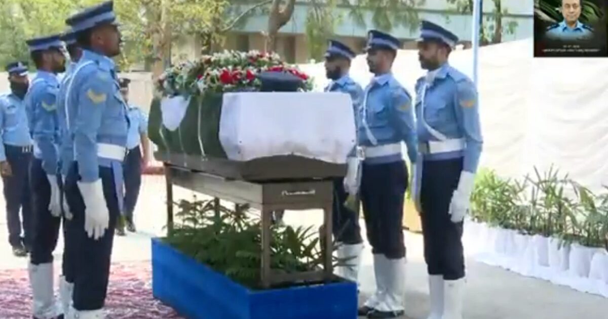 گروپ کیپٹن عاصم طارق کو فوجی اعزاز کے ساتھ سپردِ خاک