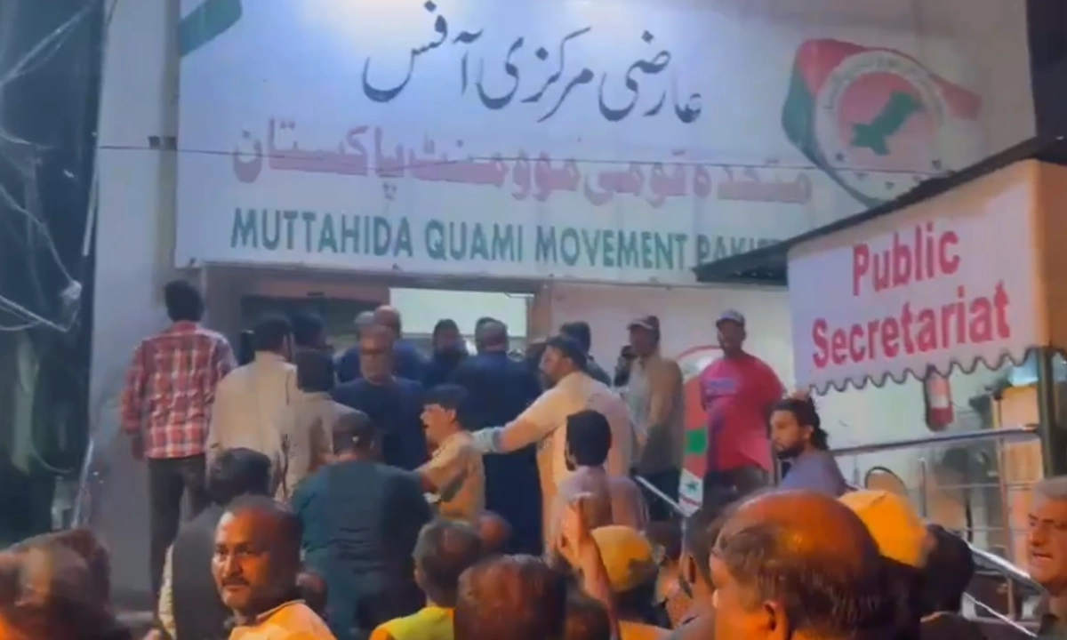 بہادر آباد میں ایم کیو ایم کارکن آمنے سامنے، ہاتھا پائی کے بعد فائرنگ