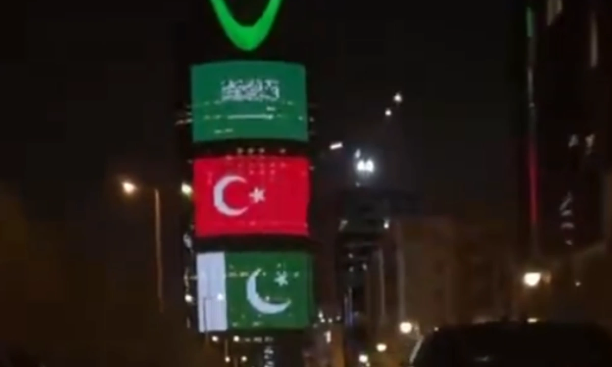سعودی عرب کے بڑے شہروں میں تینوں ممالک کے پرچم لہرا دیے گئے