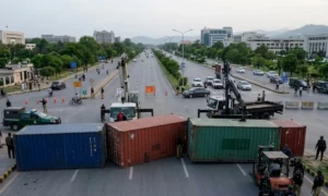  اسلام آباد میں احتجاج کی روک تھام کیلئے کنٹینرز کی تحویل کا سلسلہ شروع