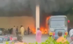 اسکوٹی کی بیٹری پھٹنے سے یونیورسٹی بس اور 7 بائیکس جل گئیں