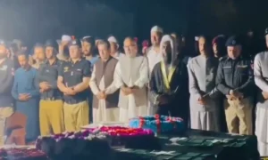 کوہاٹ مسجد حملہ،شہداء کی نماز جنازہ ادا،پولیس دستے کی سلامی