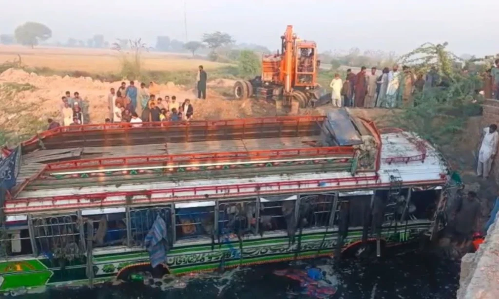 حافظ آباد،مسافر بس سیم نالے میں جا گری،5 افراد جاں بحق