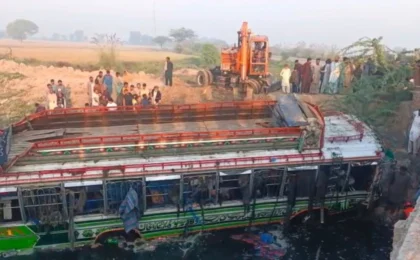حافظ آباد،مسافر بس سیم نالے میں جا گری،5 افراد جاں بحق