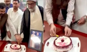 عمران خان کی 74ویں سالگرہ،راجہ ناصر عباس نے کیک کاٹ دیا